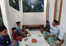Nurul Hayat Berbagi Takjil untuk Warga di Lereng Gunung Wilis