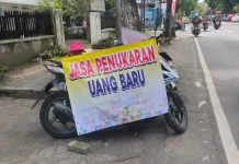 Jasa Penukaran Uang Baru Bermunculan di Kediri