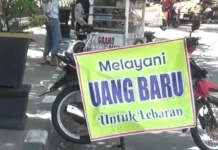 Jasa Tukar Uang Baru Mulai Bermunculan di Jombang