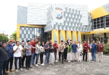 Wujud Sinergitas, Kapolres Kediri Ajak Media dan Mahasiswa Bagi Takjil