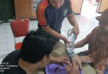 Petugas Damkar Bantu Warga Lepas Cincin