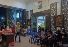 Warga Antusias Ramaikan Program Sahur Bersama Polres Kediri