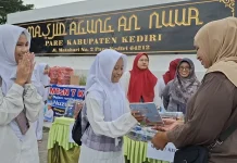 Nuzulul Qur'an, MTsN 7 Kediri Berbagi Takjil Bertajuk Books on The Street
