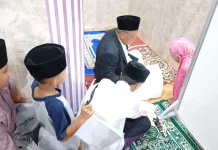 Berburu Tanda Tangan Imam Tarawih Masih Menjadi Tradisi
