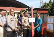 Peduli Sesama, Polres Kediri Bagikan Rombong dan Sembako