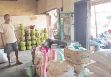 Menjelang Lebaran, Aktivitas Penjualan Beras di Pare Alami Peningkatan