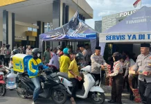 Satbinmas Polres Kediri dan Saka Bhayangkara bagi Takjil untuk Pengendara