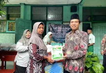 MTsN 3 Kediri Salurkan 928 Paket Sembako