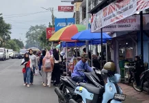 Pedagang Takjil Bersyukur Tidak ada Hujan 3 Hari