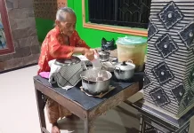 85 Tahun, Mbah Sarmi Masih Jualan Jenang Sambel