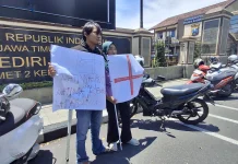 Mantan Napi Kediri Ngaku Dianiaya di Lapas, Datangi Polres Bawa Poster