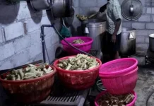 Perajin Ketupat dan Lepet di Jombang Alami Peningkatan Pesanan