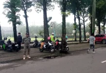 Kembalikan Fungsi Ruang Publik, Petugas Tertibkan Parkir di Alun-alun Jombang