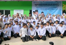 Mendikdasmen Abdul Mu’ti Resmikan 26 Ruang Kelas Darurat di Sumatra Barat