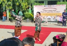 Peringati Hari Kartini, Puluhan Emak-Emak di Kediri Adu Gaya di Catwalk