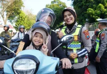 Peringati Hari Kartini, Srikandi Lantas Kediri Bagikan Helm kepada Ojol Wanita
