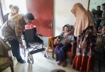 Kunjungi Jemaah Haji Tertua se-Indonesia, Bupati Kediri Beri Kursi Roda