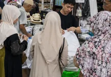 Musim Haji 2026, Toko Perlengkapan Haji Jombang Diserbu Pembeli