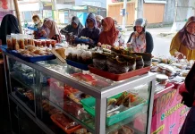 Pedagang Masakan Matang Siap Saji Ramai Diburu Emak-Emak