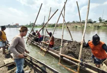 Penambang Pasir Tradisional di Kediri Tepis Anggapan Rusak Lingkungan