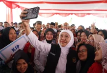 Bansos Cair, Khofifah Tekankan Kepedulian untuk Warga Rentan