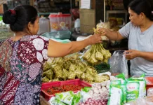 Pesanan Ketupat dan Bumbu Gulai Melonjak saat Idul Adha