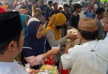 Distribusi Daging Kurban Ponpes Tebuireng Gunakan Besek Bambu