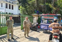 Petugas Satpol PP Tertibkan Penjual CFD Tutup Akses RRI Kediri