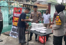 Peduli Masyarakat, Petugas Berbagi Berkah dengan Mobil Back Bone