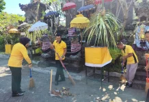Polisi Bersihkan Masjid dan Pura Sambut Hari Bhayangkara
