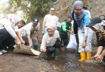 Peringati Hari Lingkungan Hidup Sedunia, Warga Kota Kediri Bersihkan Sungai Kedak
