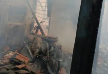 Diduga Korsleting Listrik, Rumah Warga Terbakar dan Muncul Letusan