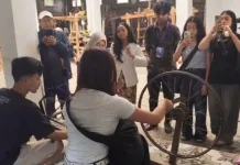 Menjahit Cerita dari Benang, Mahasiswa Taiwan Belajar Tenun Ikat khas Kediri