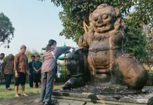 Wisatawan Jepang Antusias Ikuti Tradisi Jamasan Arca Totok Kerot Kediri