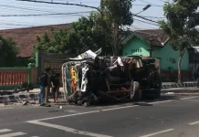 Truk Terguling di Ngasem Kediri, Warga Sigap Bantu Evakuasi