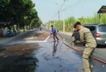 Cegah Kecelakaan, Damkar Kediri Semprot Tumpahan Solar di Jalan Totok Kerot