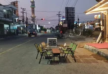 Jalan Urip Sumoharjo Ditutup, Warga Dirikan Warkop 'Tengah Jalan' Dadakan