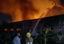 Kebakaran Hanguskan Rumah dan 6 Kendaraan di Kediri, Kerugian Rp1 Miliar
