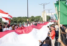 Mengenang Perjuangan Kemerdekaan, Vinanda dan Warga Kirab Merah Putih Raksasa