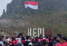 HUT RI 81, Bendera Raksasa Dibentangkan di Tebing Sumbing Kelud