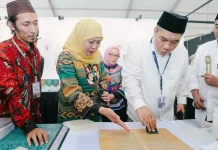 Gubernur Khofifah Buka Pameran dan Klinik Turots di Ponpes Tambakberas