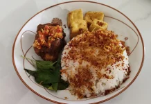 Lestarikan Kuliner Nusantara, Kafe di Kediri Kenalkan Nasi Serundeng Ayam