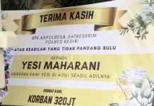 Tujuh Karangan Bunga Hiasi Mapolres Kediri, Warga Prihatin Kasus Investasi