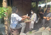 Romantisme Puisi Mesin Ketik Klasik Hipnotis Pengunjung CFD Pare