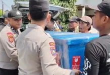 Warga Mekikis Iringi Kepulangan Deni, Korban KMP Virgo Transport 8