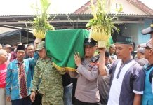 Isak Tangis Keluarga Sambut Jenazah Korban KMP Virgo 8 di Kediri