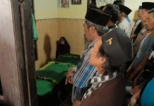 Kapolres Kediri Beri Penghormatan Terakhir untuk Korban KMP Virgo 8