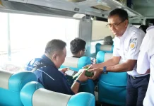 Rayakan HUT ke-81, KAI Daop 7 Madiun Bagikan Pecel Pincuk