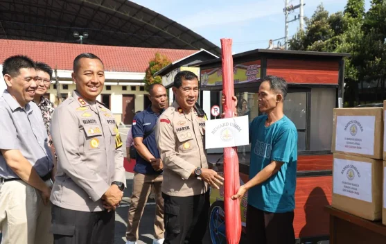 Peduli Sesama, Polres Kediri Bagikan Rombong dan Sembako
