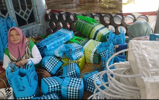 Pesanan Tas Anyaman di Kediri Meningkat jelang Lebaran